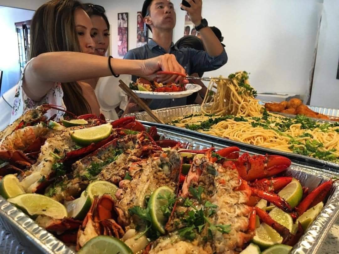 4 Grilled LIVE Premium Lobsters "Market Price" Party Tray