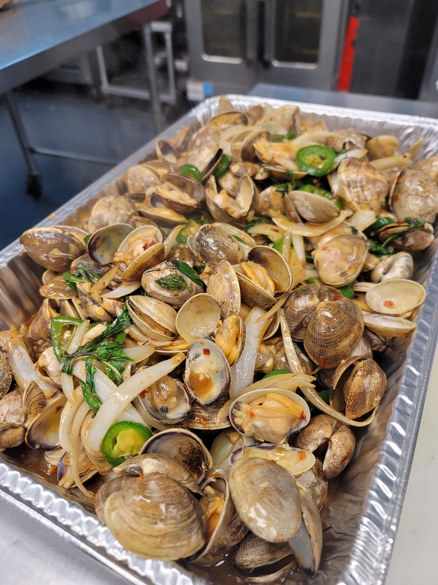 Nghêu Xào Lá Quế tray