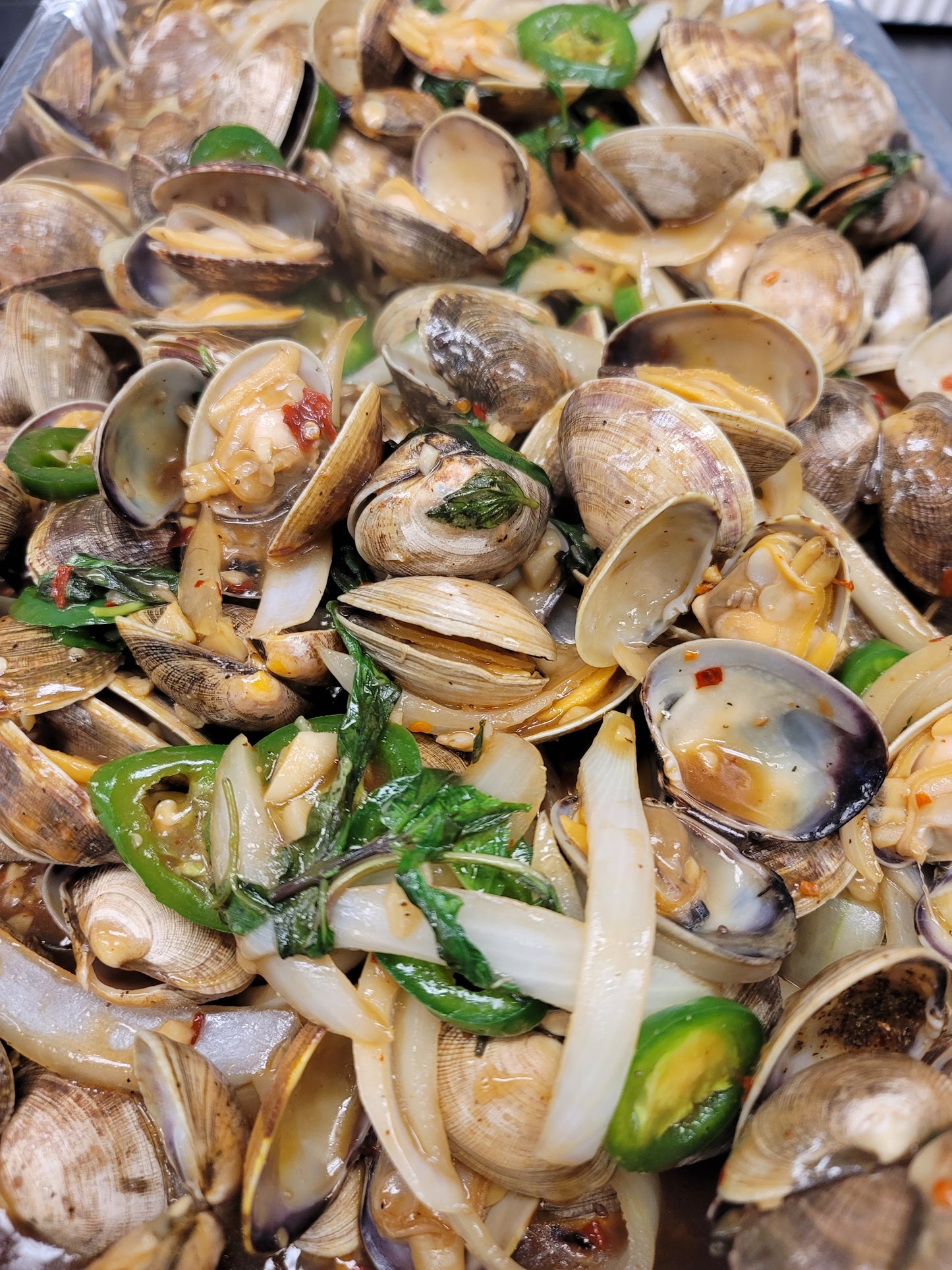 Nghêu Xào Lá Quế tray