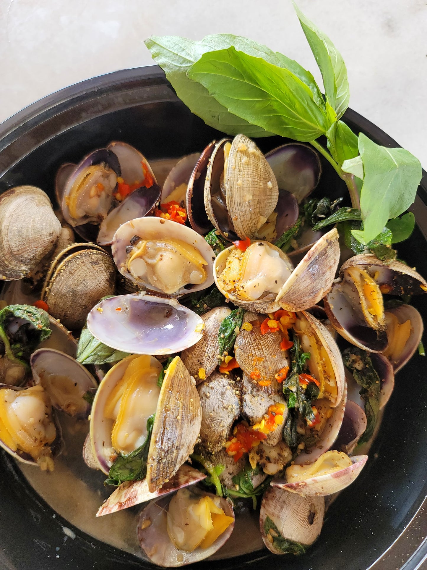 Nghêu Xào Lá Quế tray