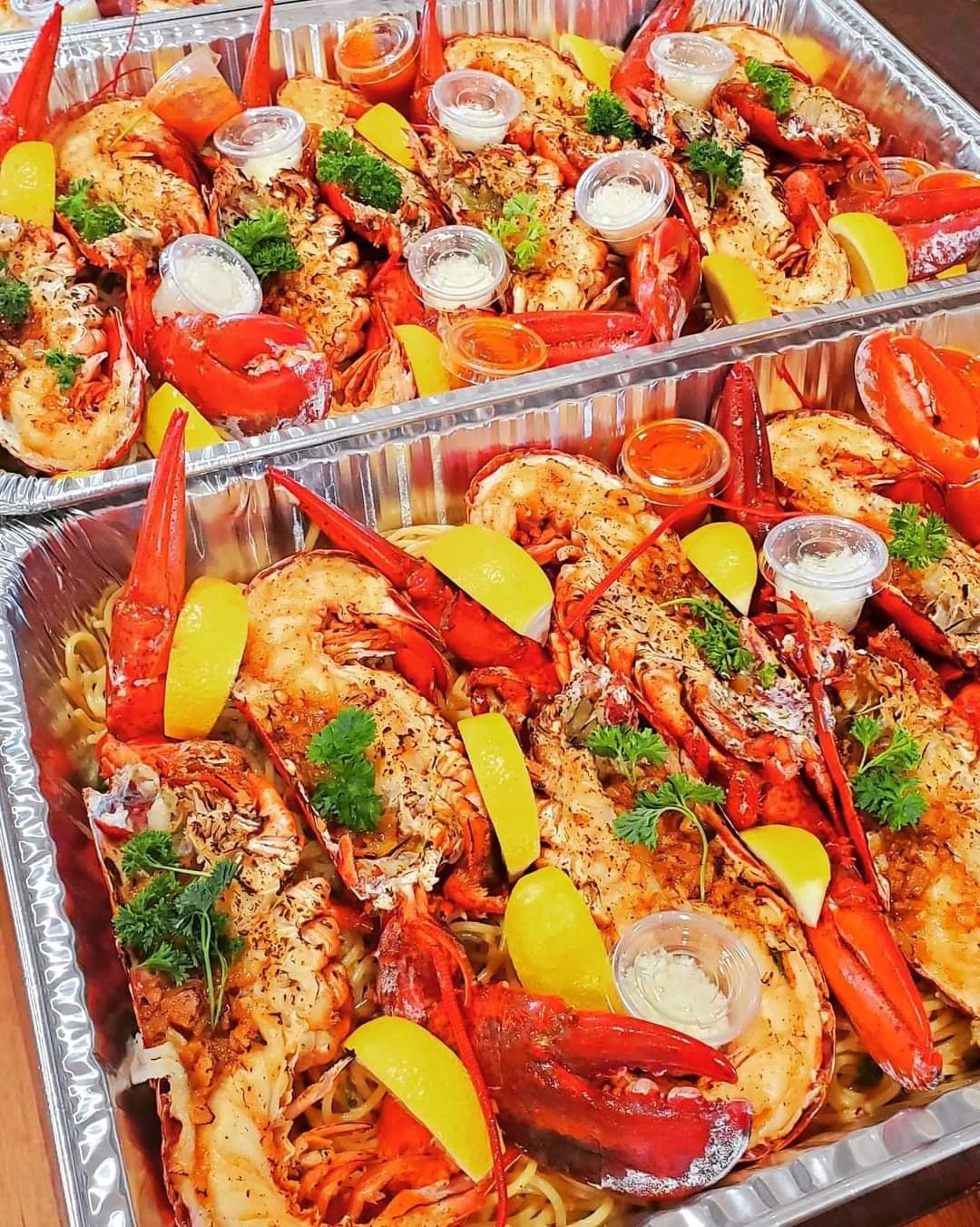4 grilled lobsters (market price LIVE Premium lobsters) + Garlic Noodles